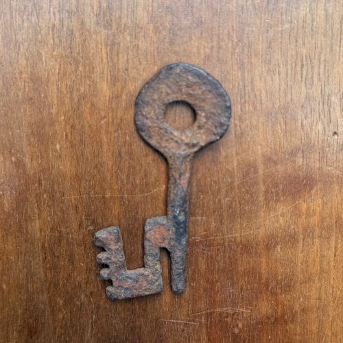 Clé en fer forgé Haute Époque patine d'usage L9310