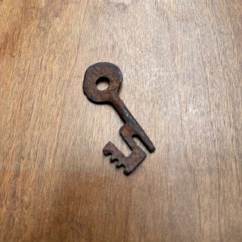 Clé en fer forgé Haute Époque patine d'usage L9310