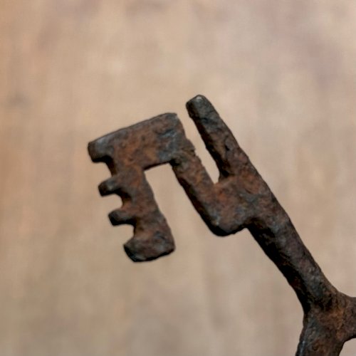 Clé en fer forgé Haute Époque patine d'usage L9310