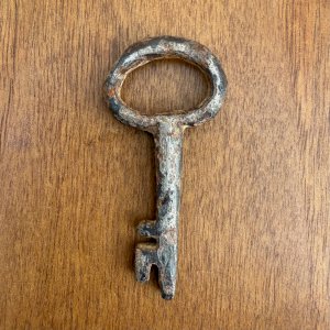 Clé en fer forgé Haute Époque patine d'usage L9314