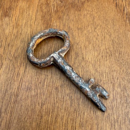 Clé en fer forgé Haute Époque patine d'usage L9314