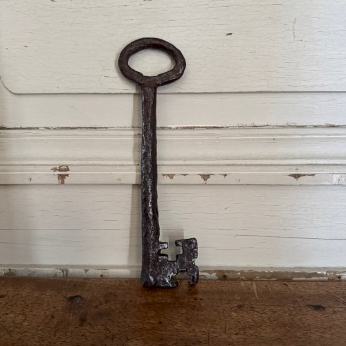 Clé en fer forgé Haute Époque patine d'usage M3655