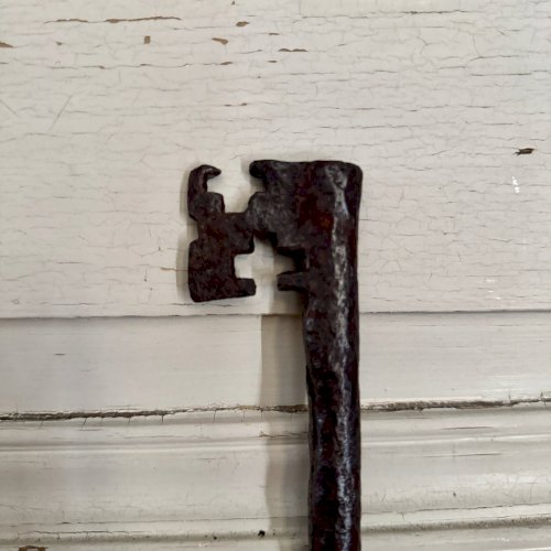 Clé en fer forgé Haute Époque patine d'usage M3655