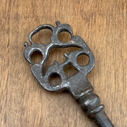 Clé en fer forgé XVIIe L9301