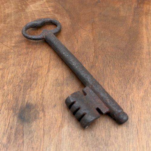 Clé en fer forgé XVIIIe patine d'origine L9303