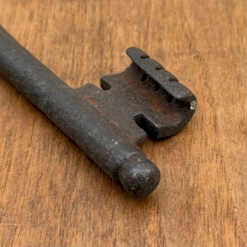 Clé en fer forgé XVIIIe patine d'origine L9303