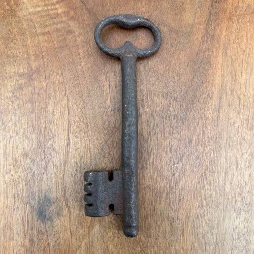 Clé en fer forgé XVIIIe patine d'origine L9303