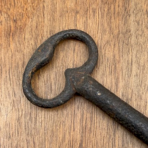Clé en fer forgé XVIIIe patine d'origine L9303