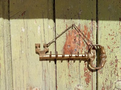 Wall-mounted key holder