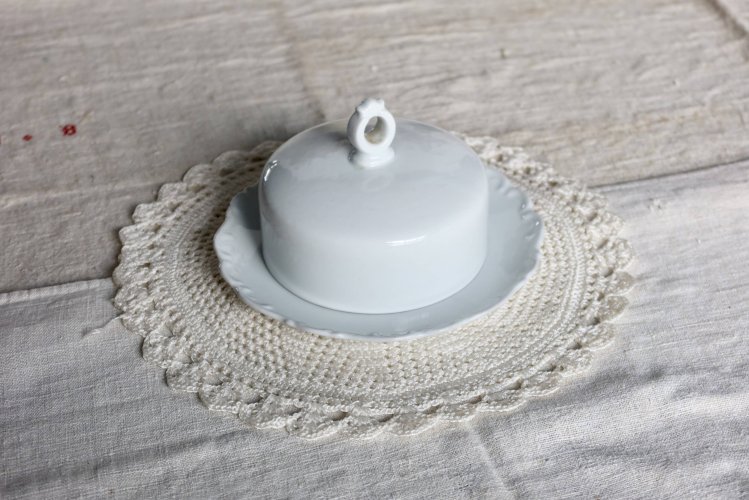 Cloche à beurre vintage en porcelaine blanche