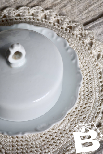 Cloche à beurre vintage en porcelaine blanche