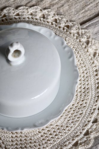 Cloche à beurre vintage en porcelaine blanche