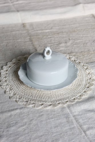 Cloche à beurre vintage en porcelaine blanche