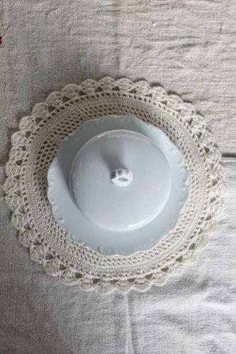 Cloche à beurre vintage en porcelaine blanche