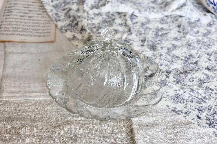 Cloche à fromage vintage en verre pressé