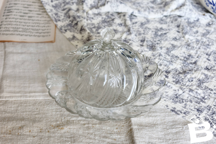 Cloche à fromage vintage en verre pressé