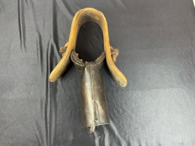 Cloche - Sonnaille de chèvre ancienne bois gravé .