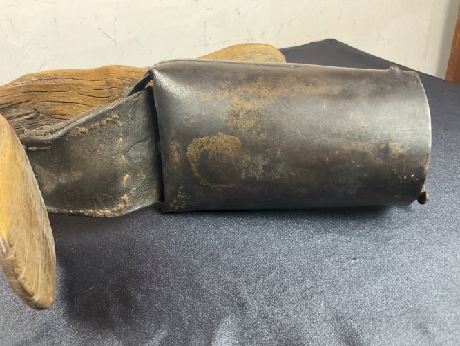 Cloche - Sonnaille de chèvre ancienne bois gravé .