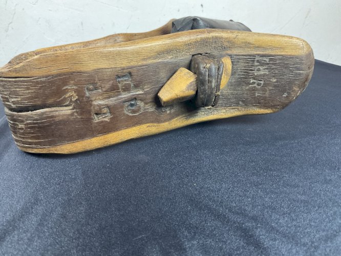 Cloche - Sonnaille de chèvre ancienne bois gravé .