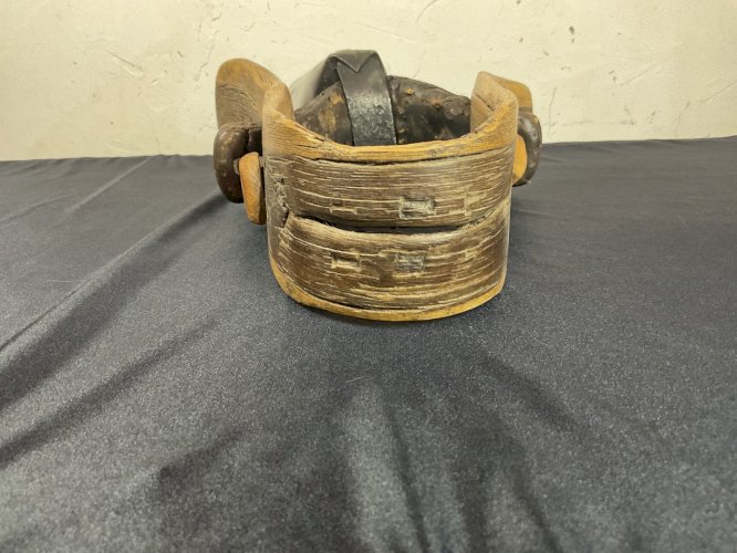 Cloche - Sonnaille de chèvre ancienne bois gravé .