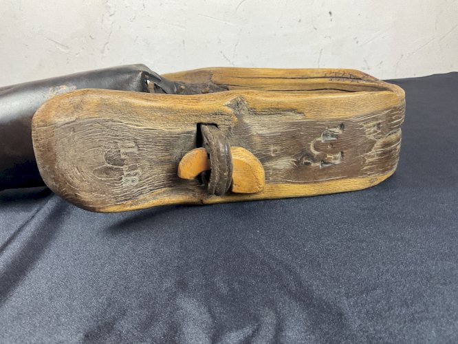 Cloche - Sonnaille de chèvre ancienne bois gravé .