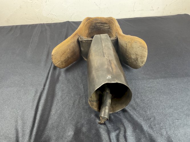 Cloche - Sonnaille de chèvre ancienne bois gravé .