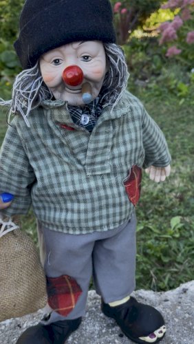Clown de collection vintage en porcelaine et tissu – 47 cm – poupée décorative