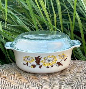 Cocotte rétro vintage Sovirel motifs fleurs jaunes