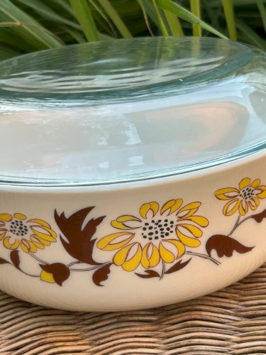 Cocotte rétro vintage Sovirel motifs fleurs jaunes