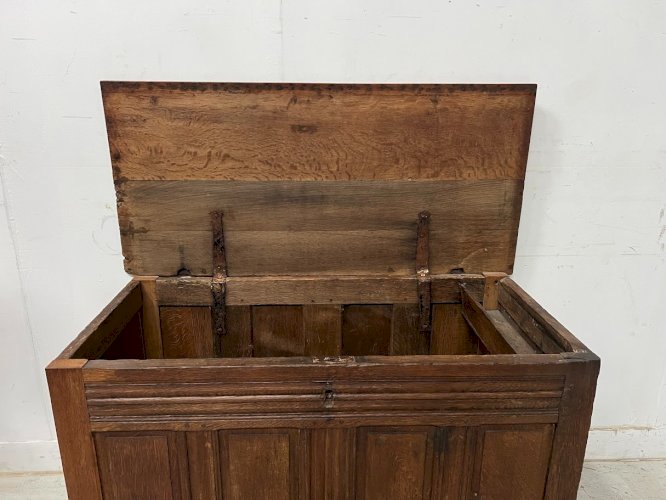 Coffre de style en chêne massif XVIII siècle