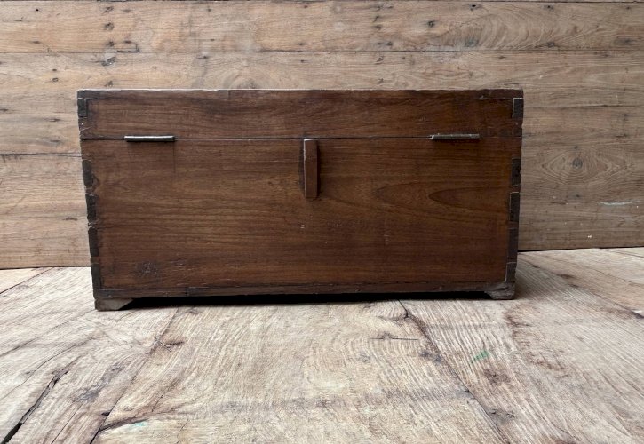 Coffre en teck birman avec rosaces sculptées