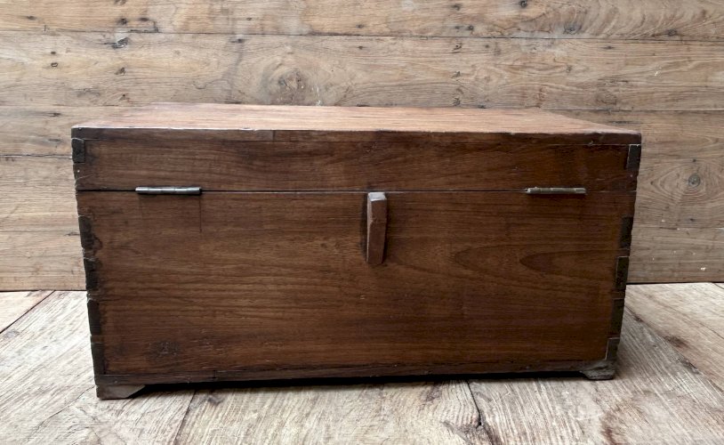 Coffre en teck birman avec rosaces sculptées