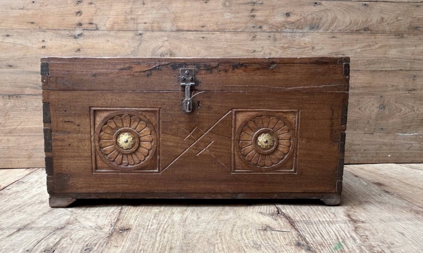 Coffre en teck birman avec rosaces sculptées