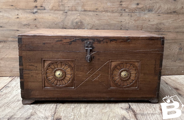 Coffre en teck birman avec rosaces sculptées
