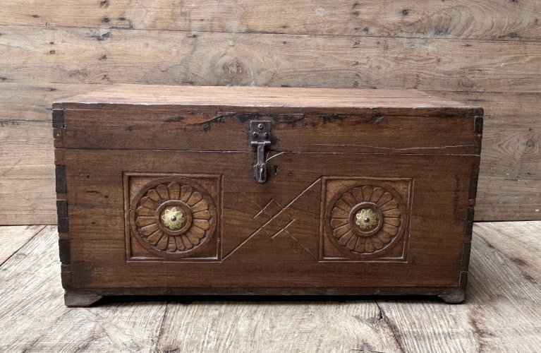 Coffre en teck birman avec rosaces sculptées