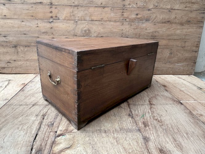 Coffre en teck birman avec rosaces sculptées