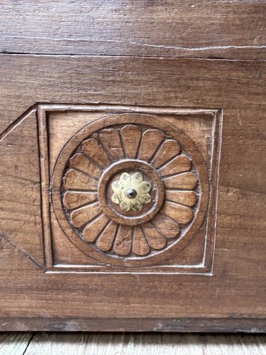 Coffre en teck birman avec rosaces sculptées