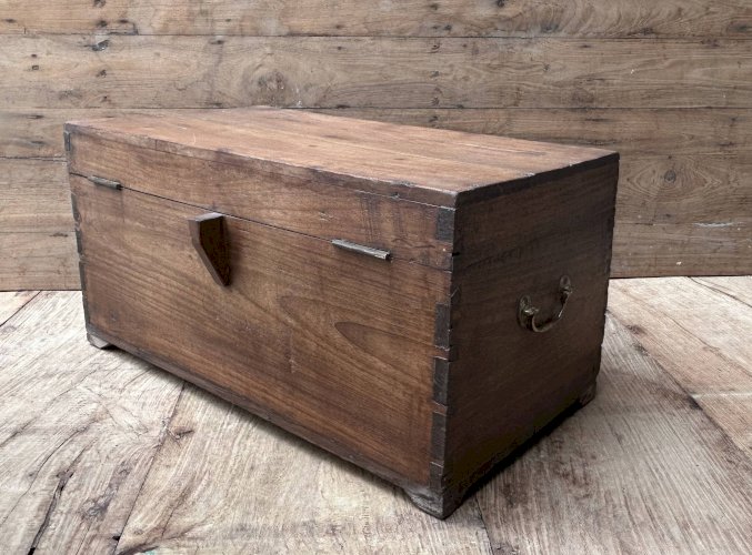 Coffre en teck birman avec rosaces sculptées