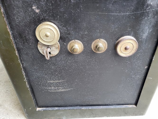 COFFRE FORT INCOMBUSTIBLE SYSTEME BAUCHE BREVETE SGDG USINE A GUEUX REF JE
