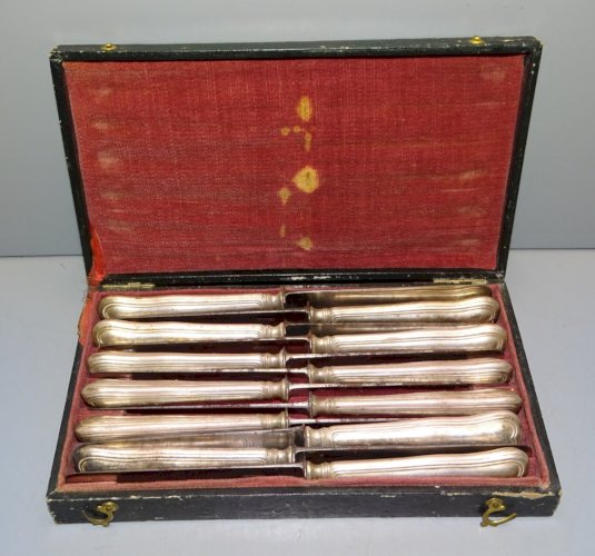 -COFFRET  12  COUTEAUX LAMES Gravées PARIS MANCHES Métal Argenté jus Grenier   D