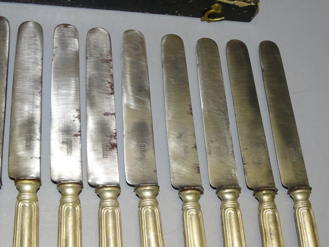 -COFFRET  12  COUTEAUX LAMES Gravées PARIS MANCHES Métal Argenté jus Grenier   D