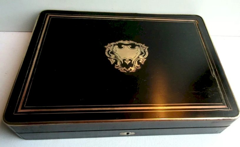 Coffret à jeu Napoléon III, bois noirci, filets et cartouche central en laiton