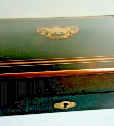 Coffret à jeu Napoléon III, bois noirci, filets et cartouche central en laiton