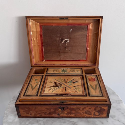Coffret à ouvrage en marqueterie de paille début XIXe décor à l'Antique M3681