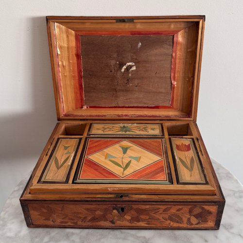 Coffret à ouvrage en marqueterie de paille début XIXe décor à l'Antique M3681