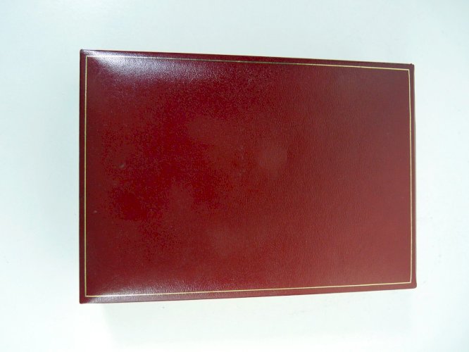 Coffret à parure de collier en cuir rouge, pas signé