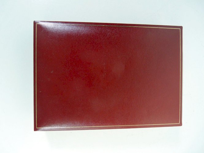 Coffret à parure de collier en cuir rouge, pas signé