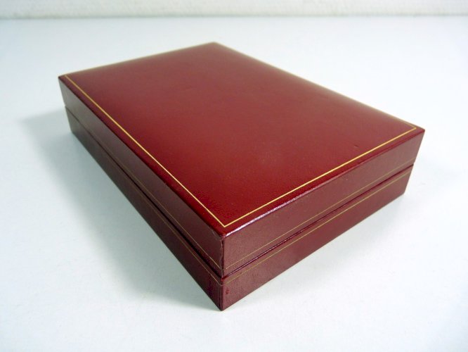 Coffret à parure de collier en cuir rouge, pas signé