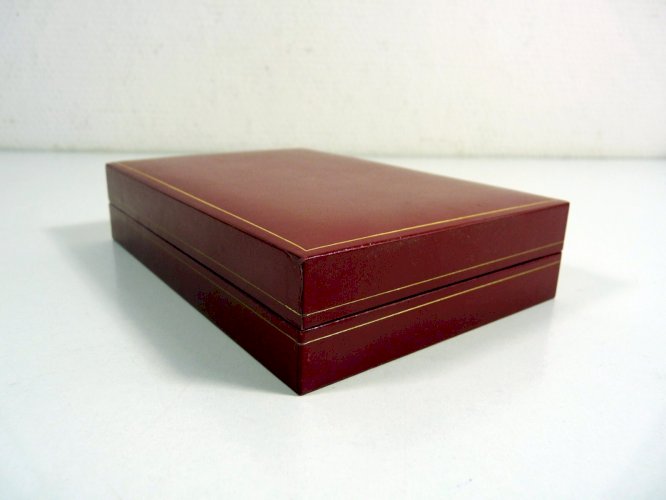 Coffret à parure de collier en cuir rouge, pas signé