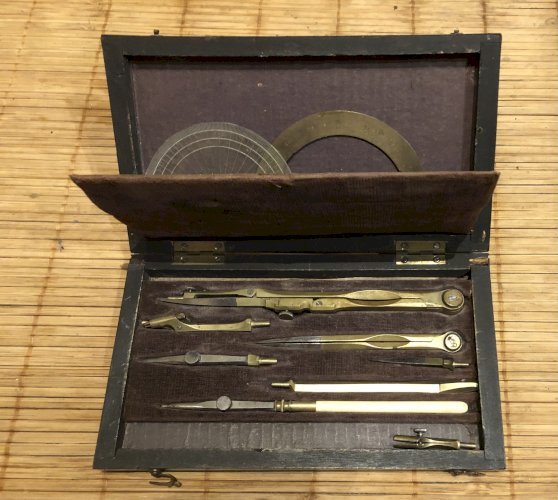 boîte  ancienne de   matériel compas dessin 